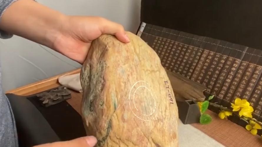 翡翠|帅哥随手买的一块翡翠原石，拿去开切之后，身边的人都看傻眼了！