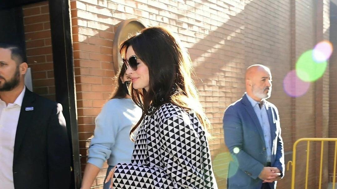 张馨予|安妮海瑟薇真完美的令人嫉妒，黑丝加长筒靴梦回穿普拉达的女王