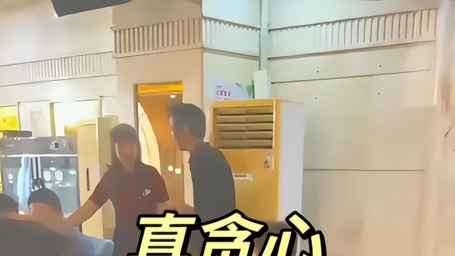 男子为了得到桌子上的烟，做了许多假动作，结果同桌很多人都盯着