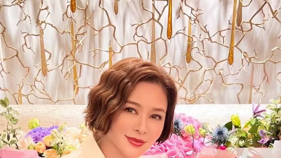 关之琳|吕良伟夫妇和关之琳聚餐，贴肩合影颜值似冻龄，戴73万名表好阔气