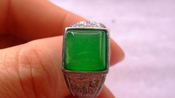 翡翠|被誉为玉石界的珍宝的石头，它既不是田黄玉，也不是漂亮的玛瑙