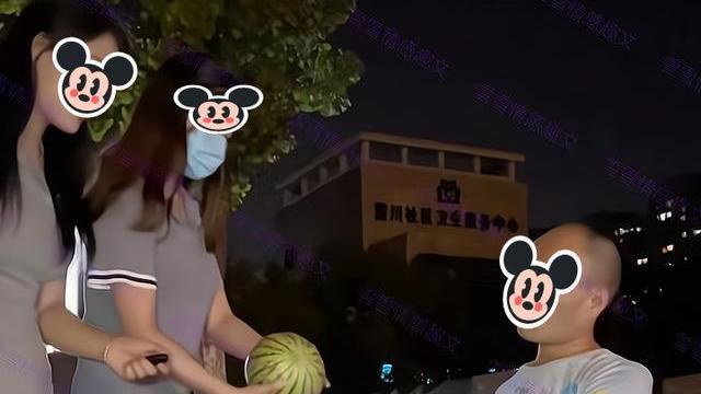 女子以为坐在路边乘凉的大爷无家可归，上前资助被拒：我有三套房