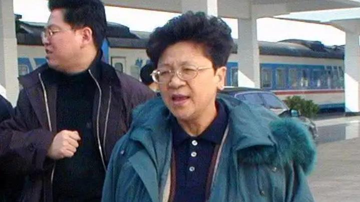 周立波|女富商胡洁：有多狠？前夫刚因贪污入狱，她后脚带娃嫁周立波