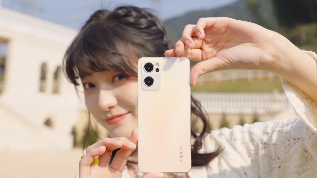 猫王|春天上手Reno7晨曦金，高颜值+强自拍，绿厂出品质感果然不同