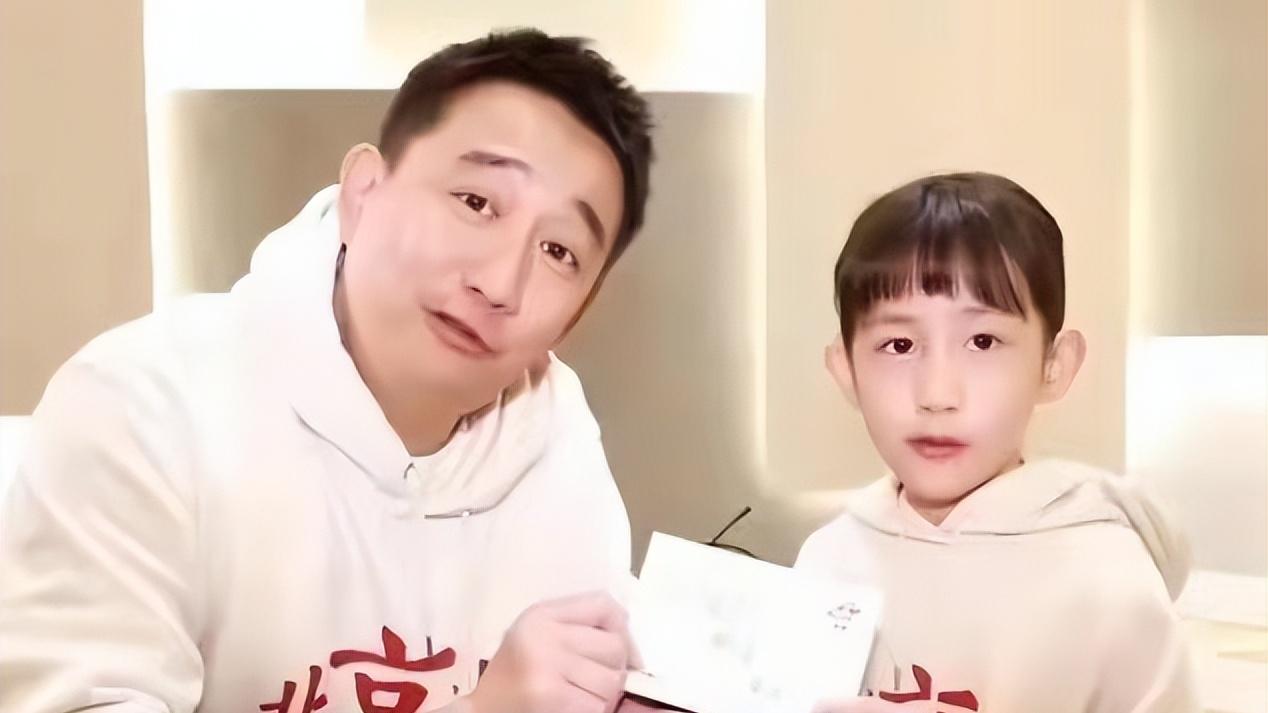 辣妈 黄磊小女儿这刘海剪的，灵气都剪没了，太男相和老爸共用一张脸