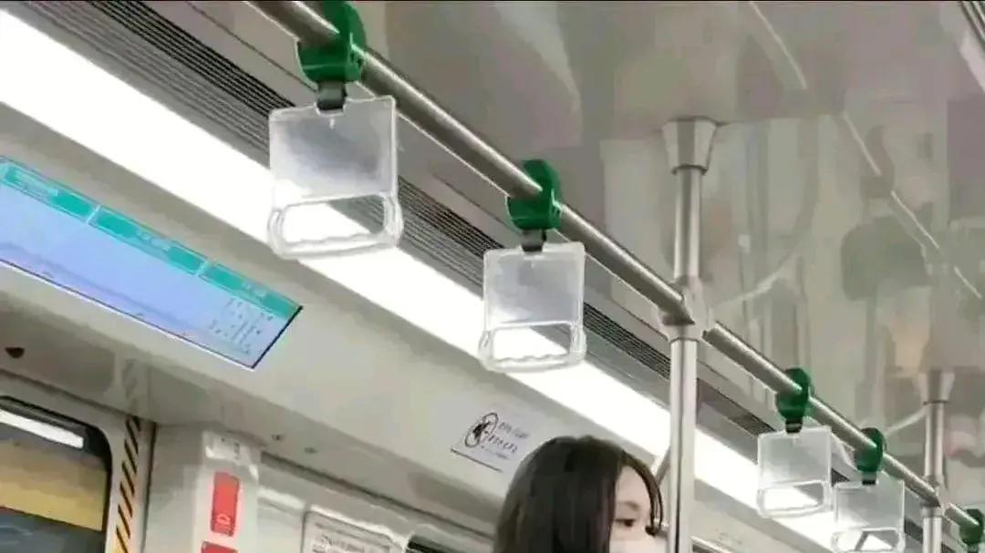 女子身穿奇葩裤子坐地铁，被人嫌弃惹争议，网友：长得好看就可以