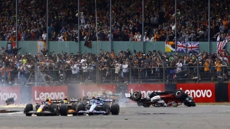 周冠宇|太险了！F1英国大奖赛周冠宇陷五人发车事故 被担架抬出场意识清醒