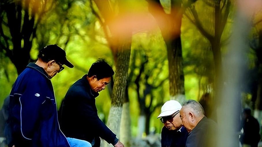 儿子不孝，邻家孩子给我养老，80万拆迁款下来后，我赶跑邻家孩子，该不该？