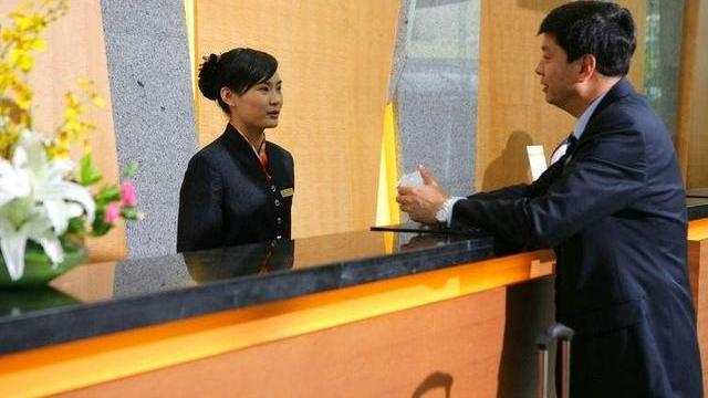 前台|酒店女前台抱怨接待台离客房太近，总听到尴尬事情，影响工作
