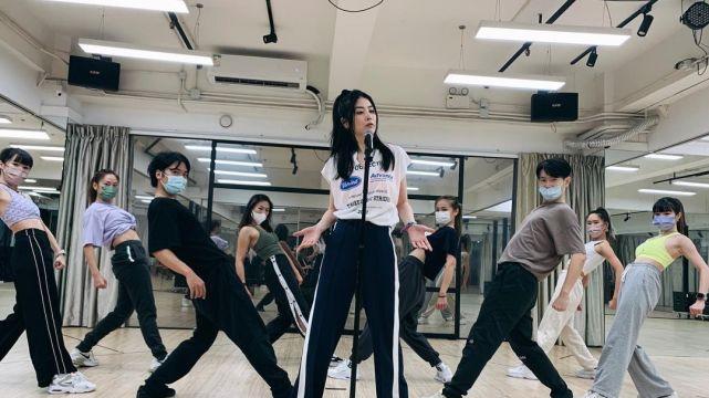 陈慧琳|50岁陈慧琳晒冻龄自拍正在积极练舞 将回归舞台去外国登台唱跳