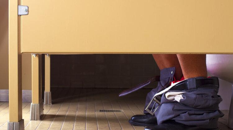 为什么公共厕所的门，下面会空出来一截？是为了省钱吗？涨知识了