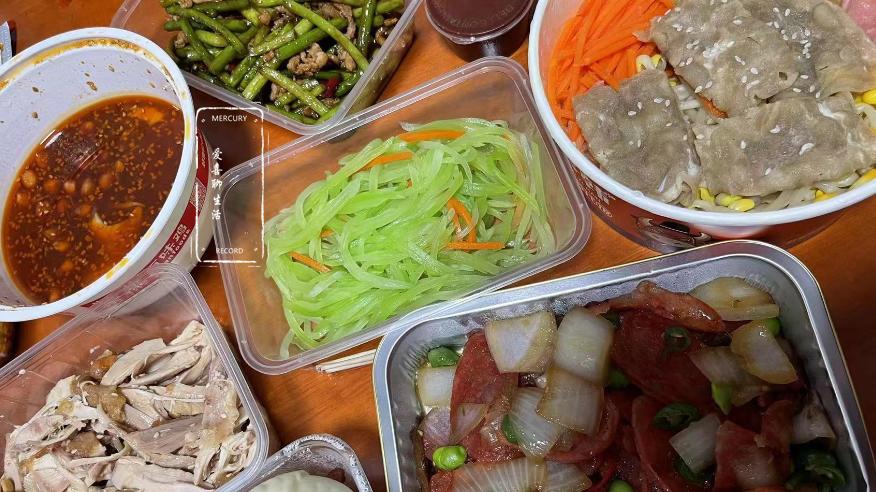 江苏女孩晒爸爸做饭与妈妈做饭对比走红，网友：同款父母，太真实！