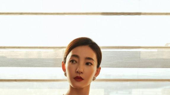 王丽坤|王丽坤大走成熟路线，穿红色吊带裙魅力十足，网友：好美！