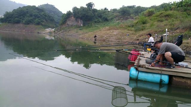 |老公沉迷钓鱼不顾家，为了纠正这坏习惯，新婚妻子送了他一顶帽子