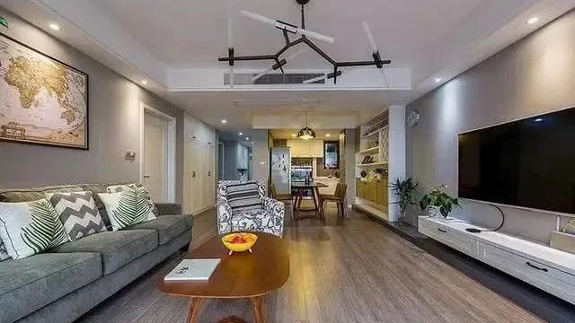 朋友的房子装修真漂亮，一进门就把我看呆了，一个客厅时尚又大气