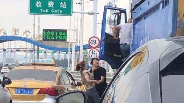 山东男子与货车司机因堵车发生争执，当场下车互怼，妻子一招终结