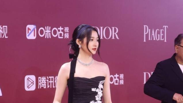 关晓彤|关晓彤大秀中国风，穿剪纸裙展现发福身姿，网友：胖了！