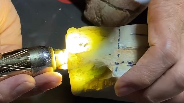 翡翠|龙哥说翡翠：嫩空的料子到底长什么样？有皮和无皮的区别在哪里？