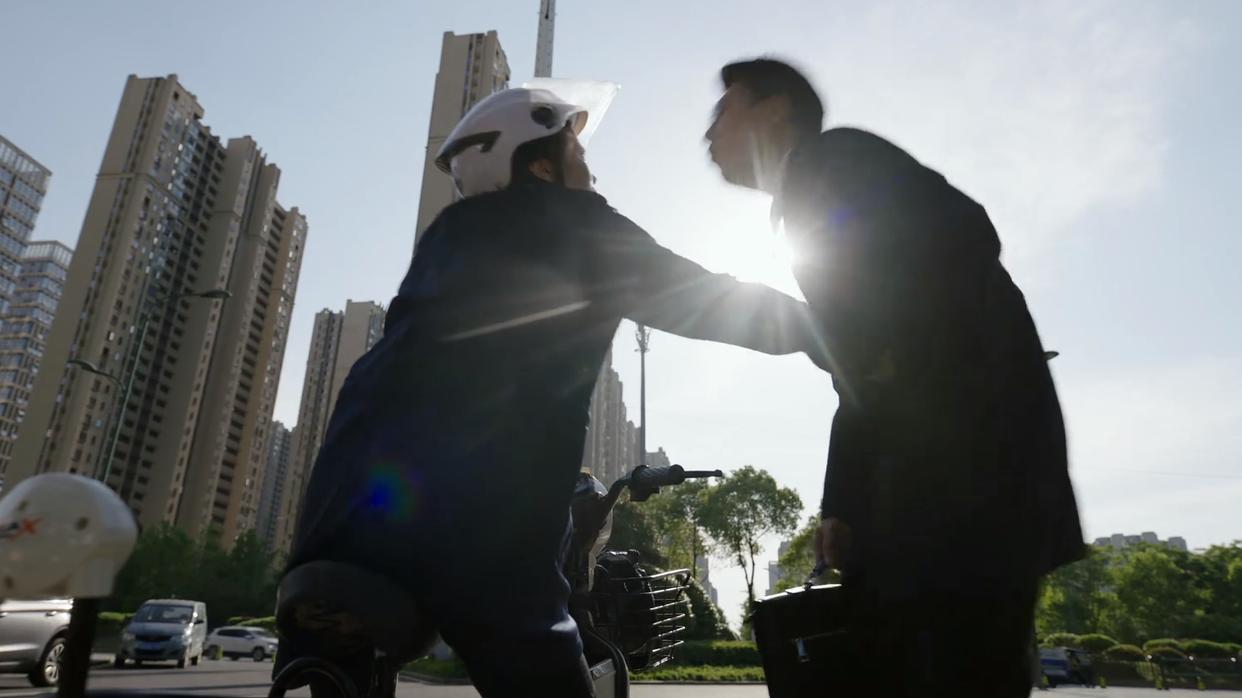 方远|《底线》太真实，方庭长遭当事人伤害，小角色齐美玉放大招