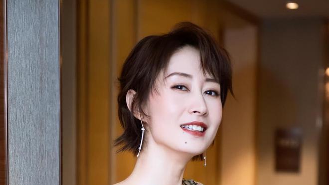 李思思|两天5个瓜，刘敏涛在车内与中年男激吻，央视主持李思思被曝离职