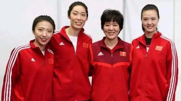朱婷|暖心！朱婷登热搜榜，蔡斌保留中国女排2号，海外养伤近况曝光