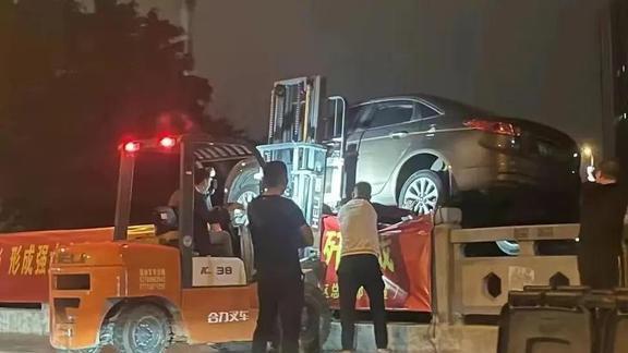 拒绝挪车！47岁男子“将对方汽车扔河里”被抓：或判3年以上！