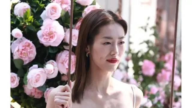 刘雯|9位女星红毯失利造型：刘雯白色裙装，唐嫣黄色短裙戴手套