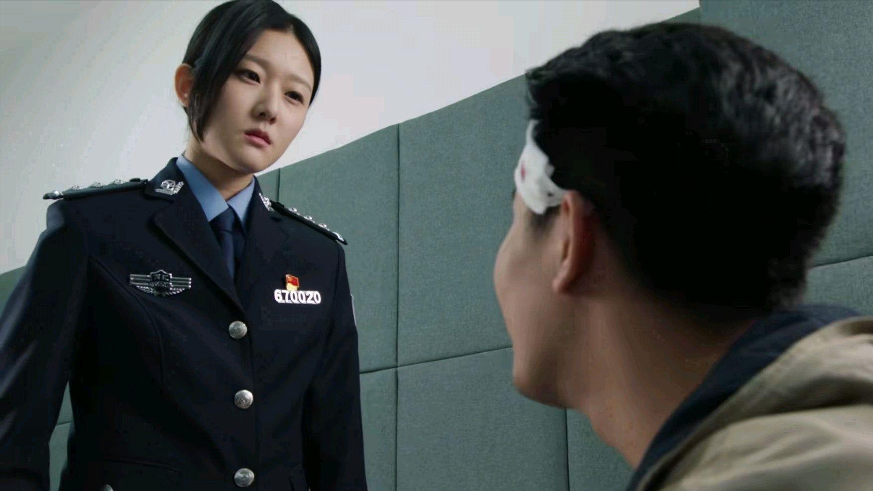 警察|“辣眼睛”的女警扮相：披头散发、高跟鞋追犯人，真雷人