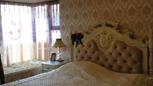 朋友来家里参观，把家里照片发到网上，结果网友说像暴发户