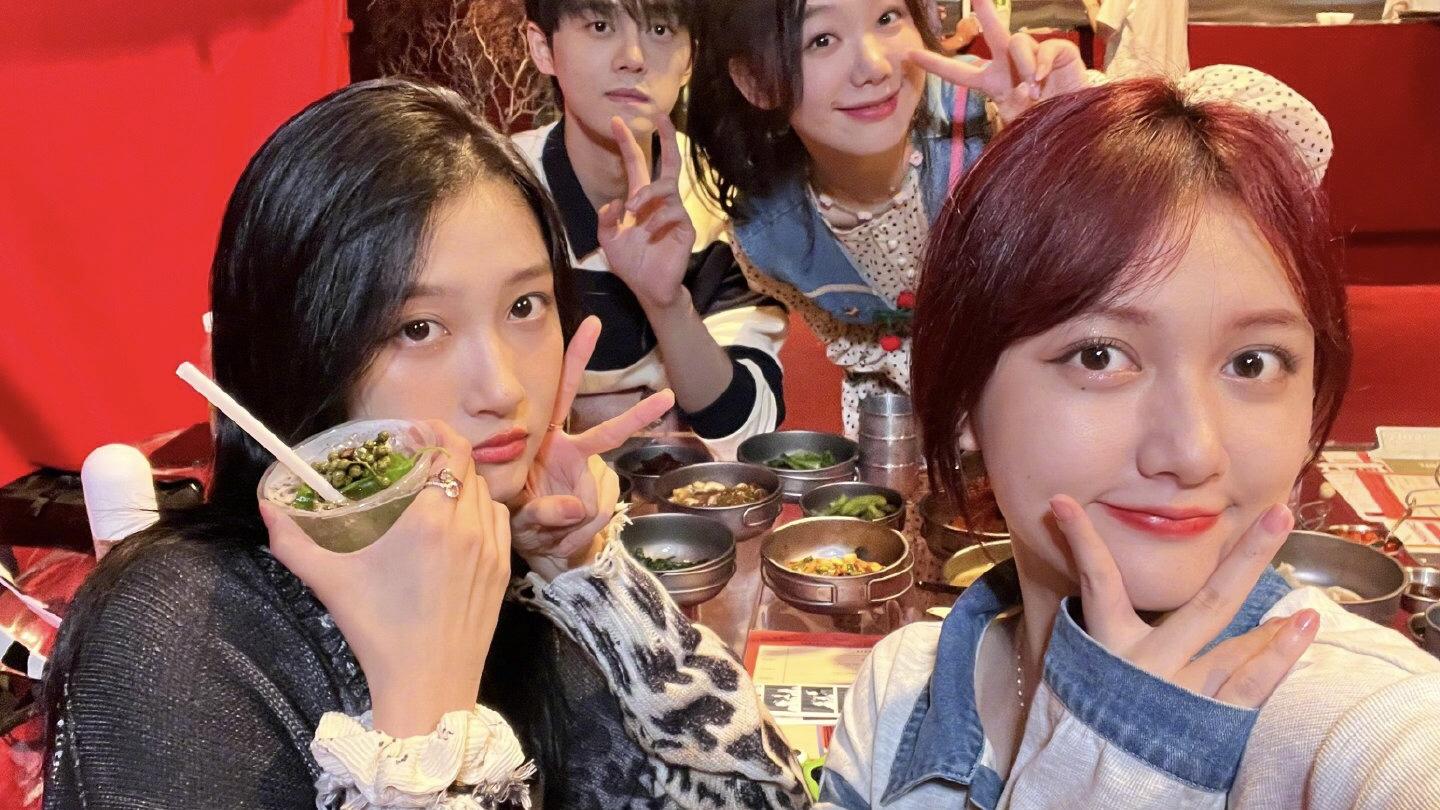 关晓彤|关晓彤豹纹黑丝打卡欧阳娜娜展览，遭到网友吐槽，说实话不丑啊