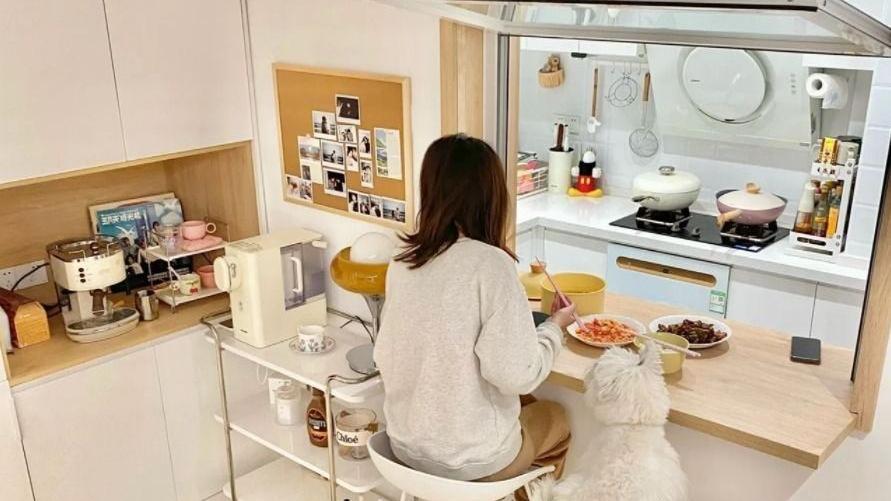 姑娘晒出75㎡独居小家：厨房装“内窗”做吧台，用餐区也太舒适了