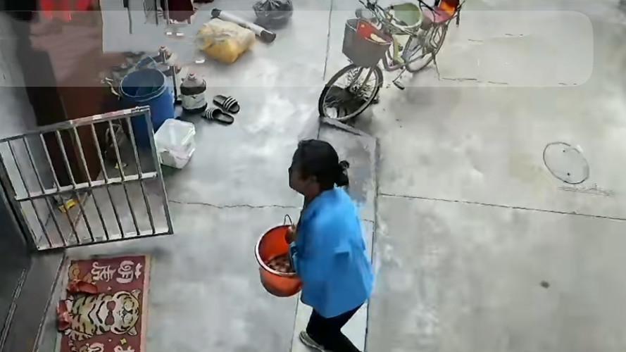 结婚半月就生娃？广东一女子2次上门发喜糖，屋主感觉被骗了红包