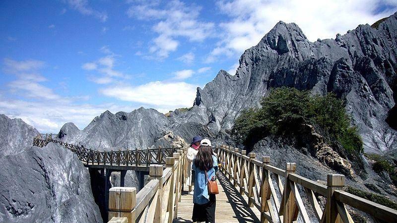 石林|中国唯一的“变色”石林，距离川藏公路仅400米，与美人谷相邻