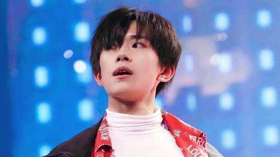 易烊千玺|易烊千玺世间有她半裸出镜：脱下来的衣服还穿的回去吗？