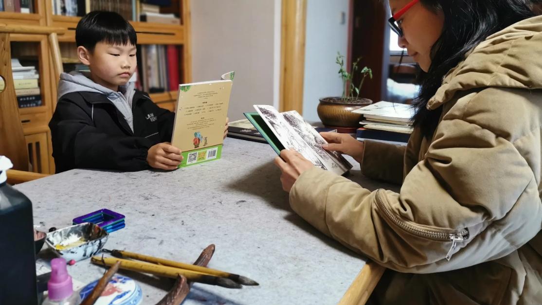 日本学者：学霸的书桌摆放有共同点，书桌的位置会影响孩子的学习