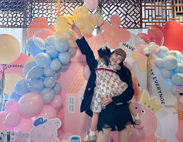 董子健|孙怡董子健先后发文为女儿庆生，人气相差悬殊，男方离婚后显颓废