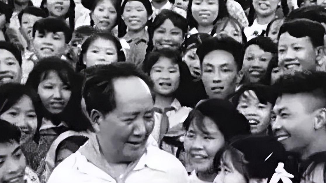 1959年，站在毛主席两侧拍照的男孩和女孩，没想到后来竟结为夫妻