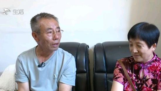 大爷去相亲，嫌弃大妈矮和丑，被妹妹训斥：你是不是还想生孩子？