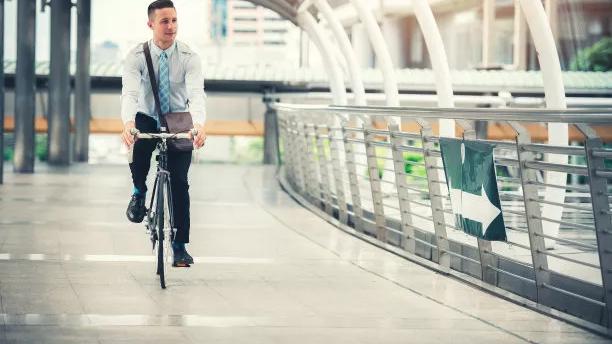 |上班族与领导有误会，不会把领导当“上司”，在他面前就不见身影