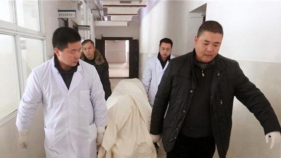 人死后要用布将脸遮住，不是迷信，而是出于科学考虑