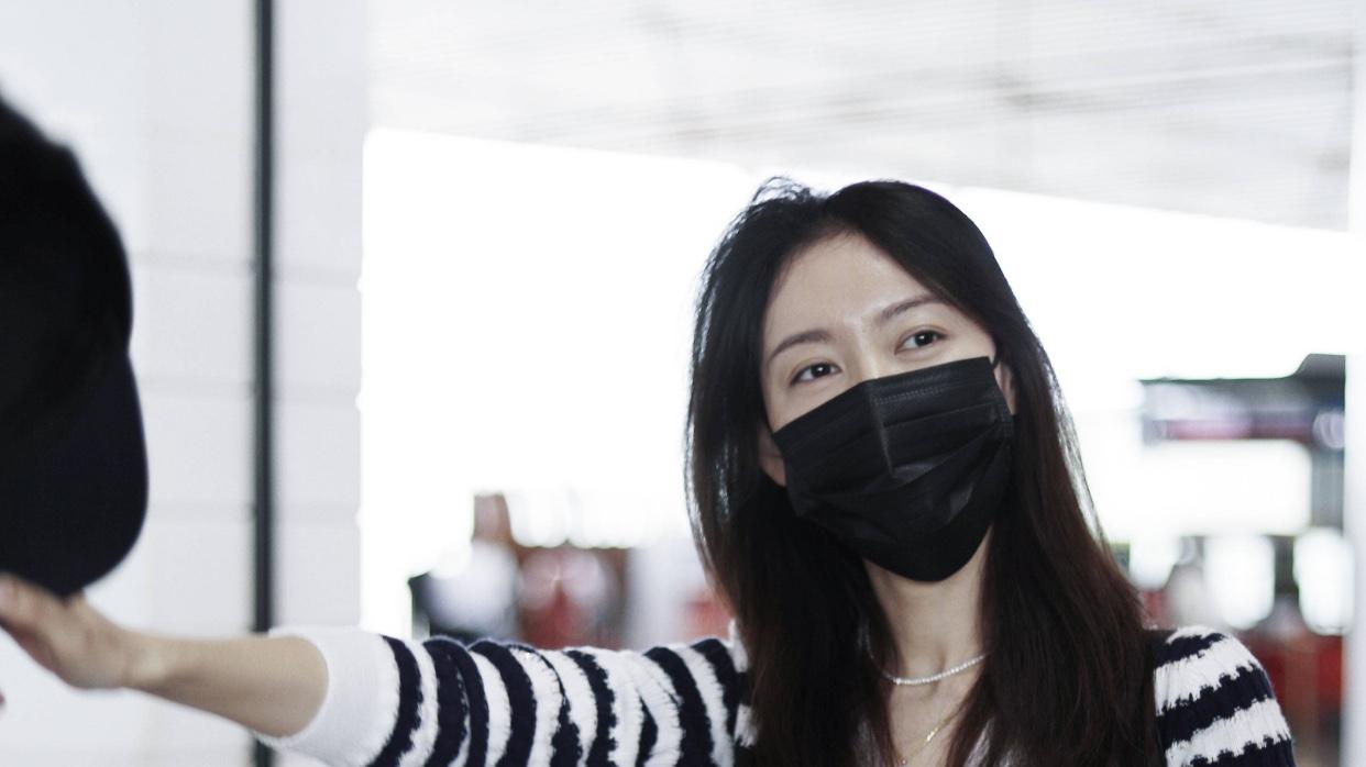 高露|被高露的“花瓶身材”惊艳，优雅女神变霸气女王，星河拖地裙好美