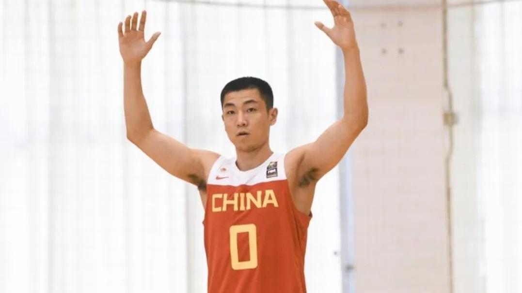 中国男篮|中国男篮公布12人大名单，广东三人全入选，辽篮高诗岩无缘太可惜