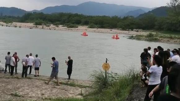 温州：妻子游泳遇险，丈夫施救双双不幸身亡，两个孩子在岸上大哭