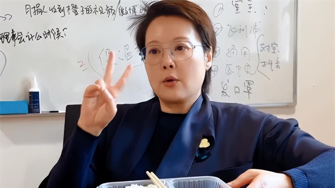 袁立|50岁袁立晒办公生活，边吃盒饭边跟员工唠嗑，还坐2元公交上下班