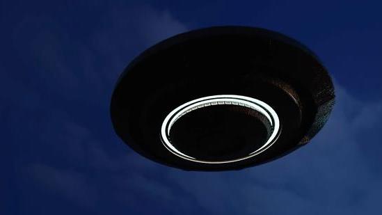 新墨西哥州发现神秘UFO，长有4只“金属腿”，飞行时发出巨大声响