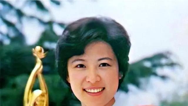 王馥荔|著名演员王馥荔近照曝光，笑容可掬，阳光明媚，所以73岁依然年轻