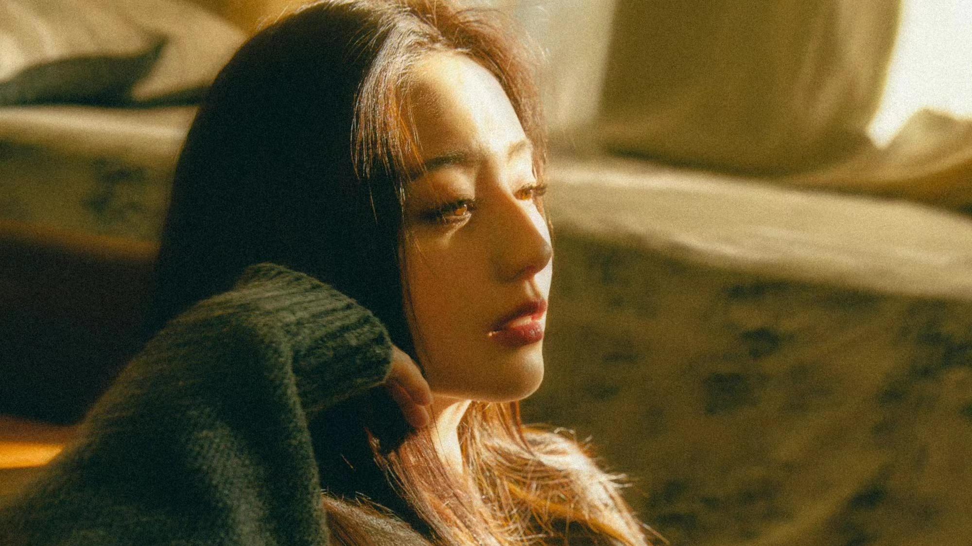 佟丽娅|佟丽娅演绎冬日慵懒风，针织毛衣搭长直发，温柔优雅气质迷人！