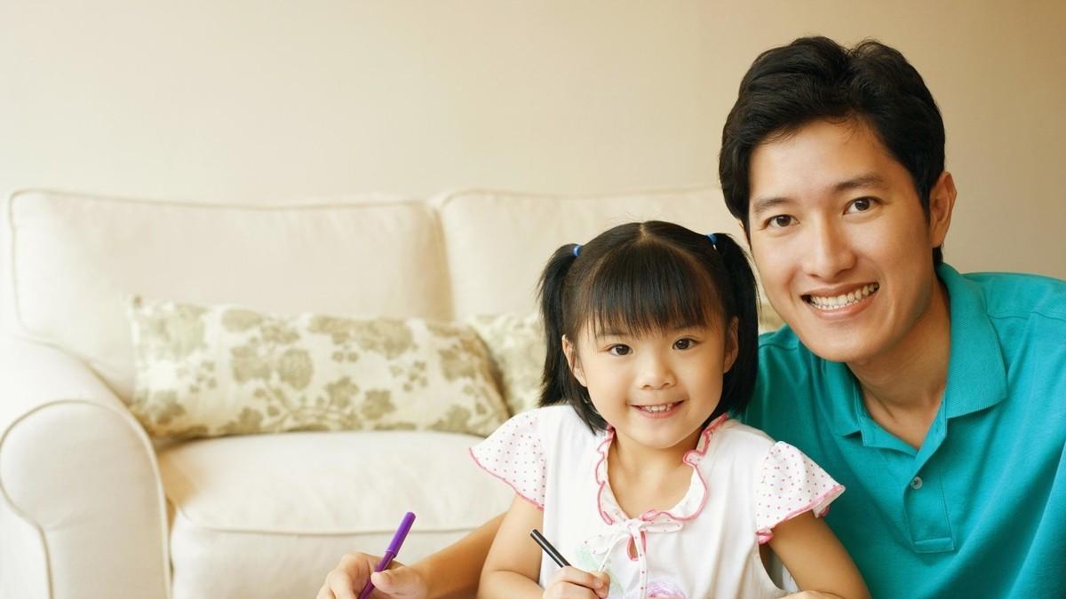 亲子|孩子胆小怕生不合群，职场爸爸1招解决，高质量的陪伴半小时就够