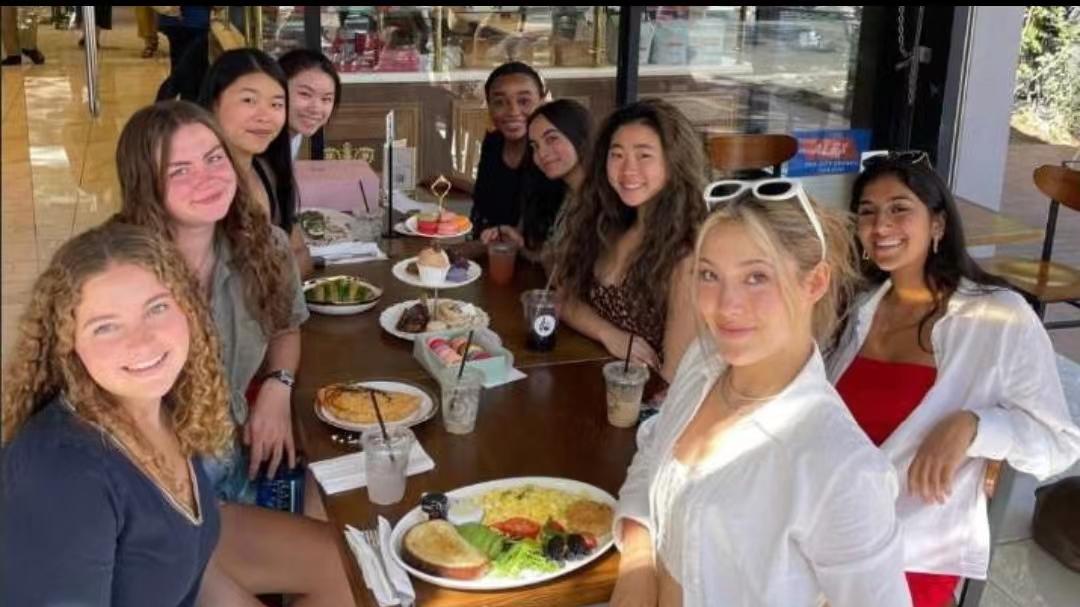 谷爱凌|谷爱凌在美国逛甜品店！中国粉丝认出她，谷爱凌热情地和大家合影