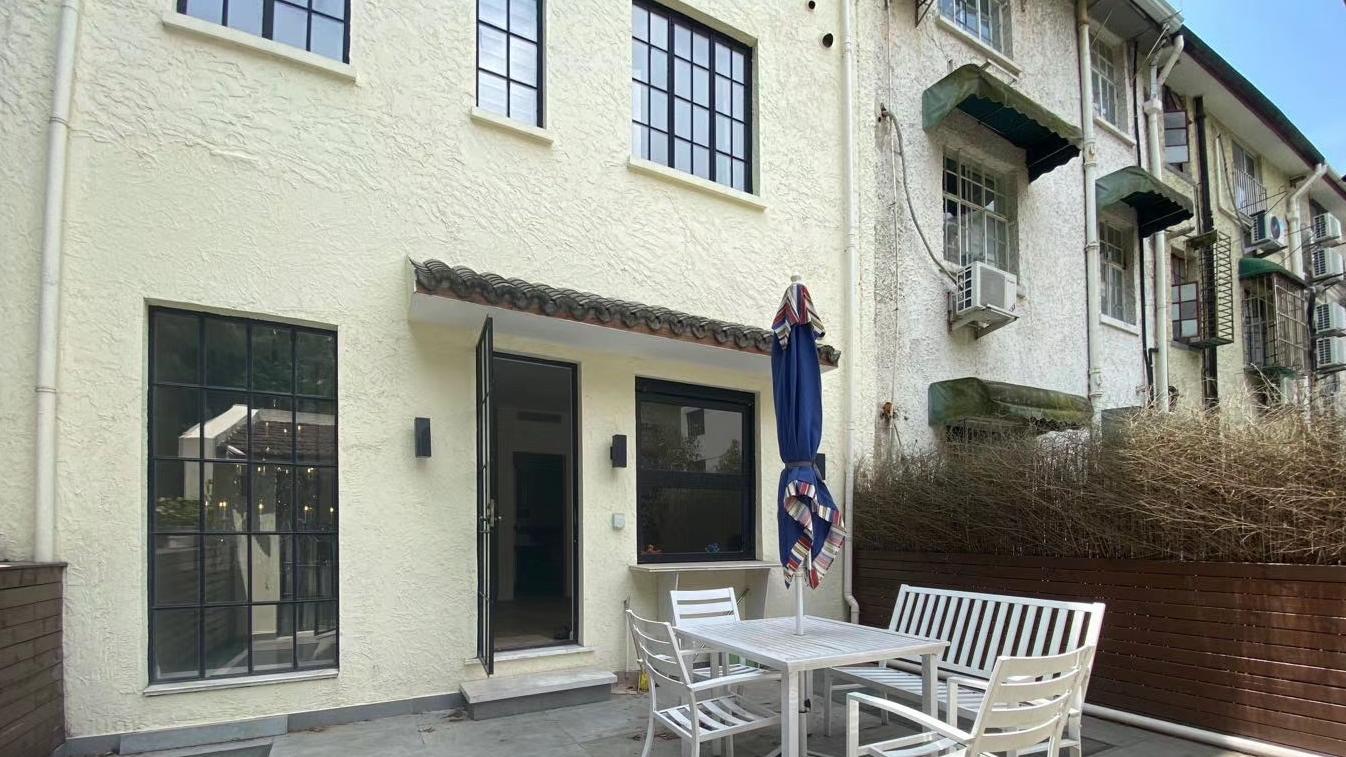 顶楼住户花18万装修露台，完工后却遭邻居投诉：露台是公共场所